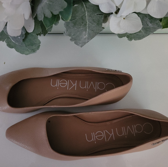 SOLD! Calvin klein flats/shoes - Picture 3 of 5